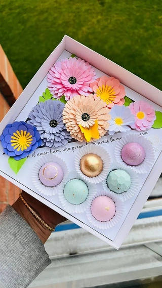 Cajas florales Tono Pastel con trufas (no incluidas) – Día de la Madre (Edición 2024)