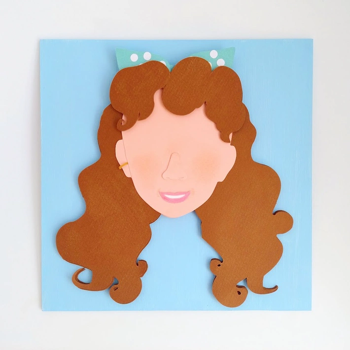 Vista detalle frontal sobre retablo 20 cm x 20 cm rostro minimalista mujer