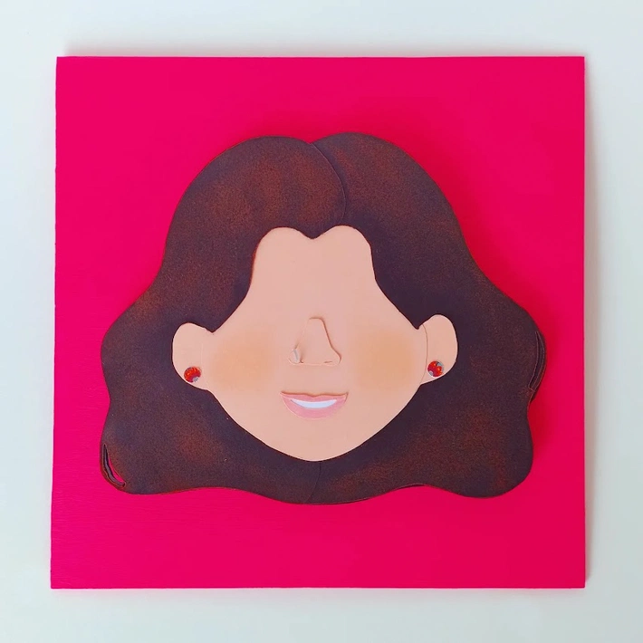 Vista detalle frontal sobre retablo 20 cm x 20 cm rostro minimalista mujer