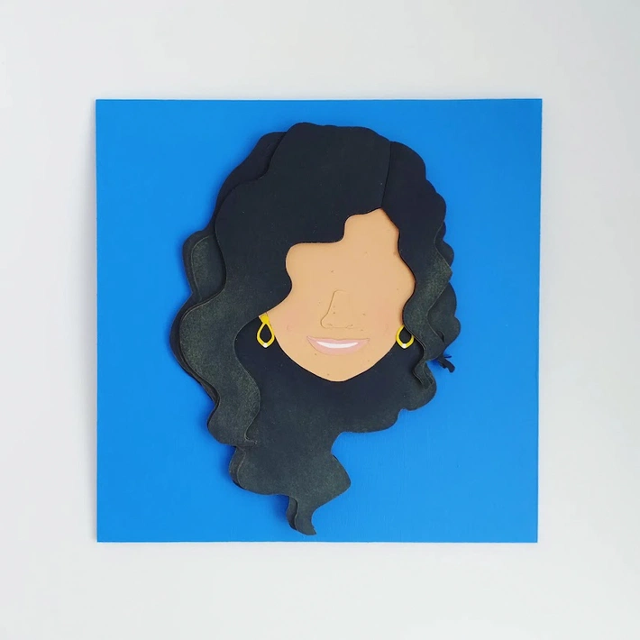 Vista detalle frontal sobre retablo 20 cm x 20 cm rostro minimalista mujer